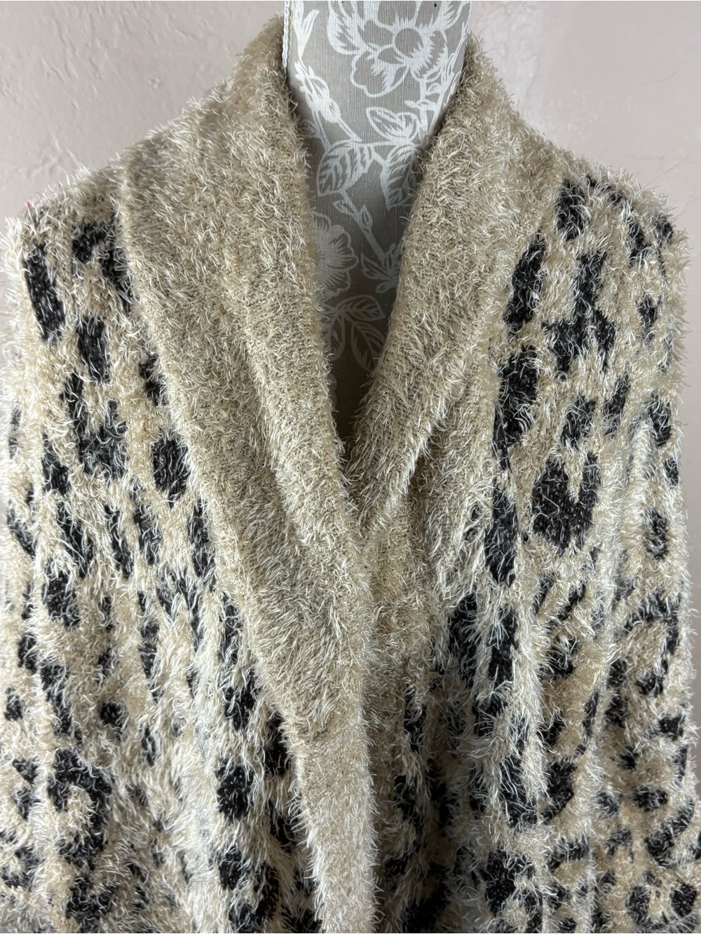All Worthy Hunter Mcgrady Eyelash Cardigan Sweater Tan Open Animal Print 2X 3X - Picture 2 of 9